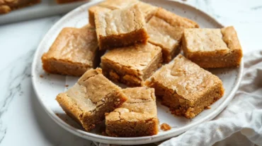 quadrotti dorati di blondies senza glutine serviti su piatto rotondo in ceramica